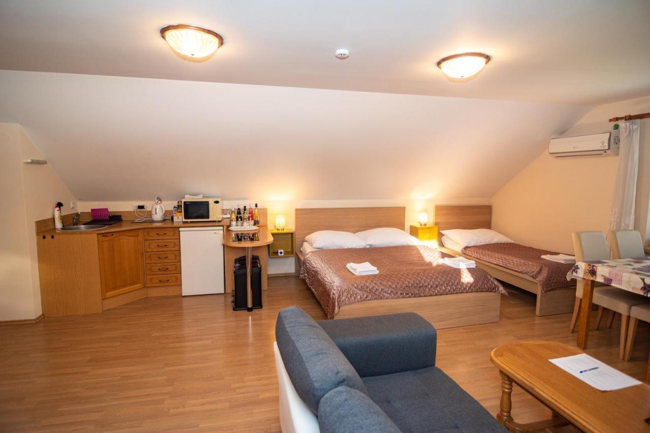 Apartman A Ubytovani U Machu มิคูลอฟ ภายนอก รูปภาพ
