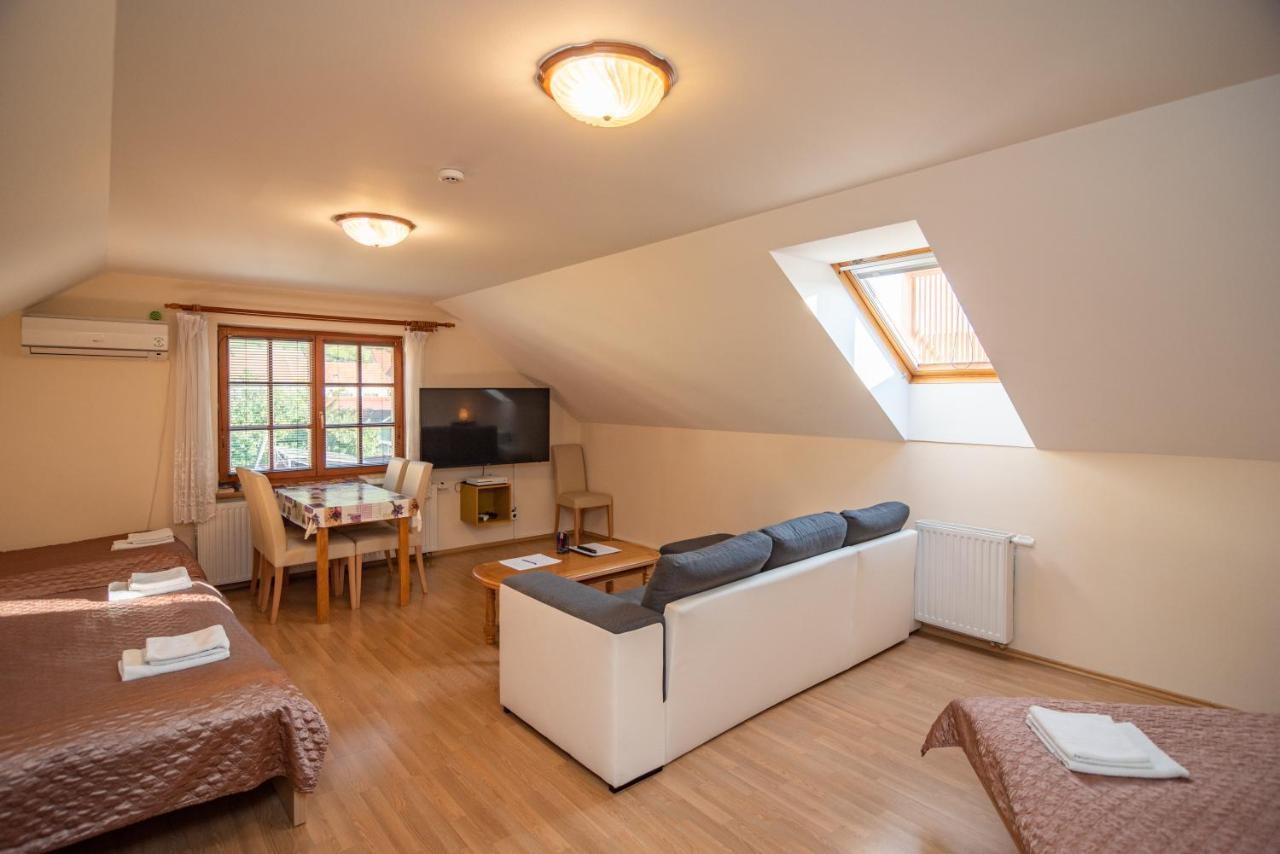 Apartman A Ubytovani U Machu มิคูลอฟ ภายนอก รูปภาพ