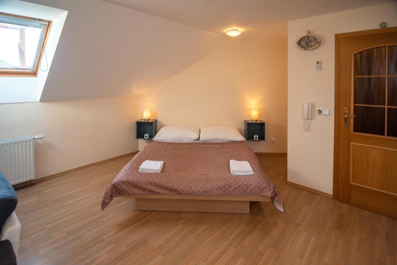 Apartman A Ubytovani U Machu มิคูลอฟ ภายนอก รูปภาพ
