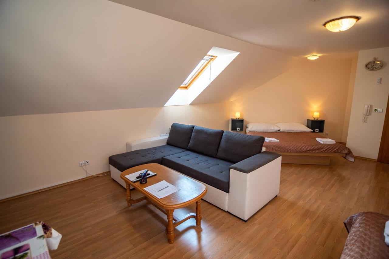 Apartman A Ubytovani U Machu มิคูลอฟ ภายนอก รูปภาพ
